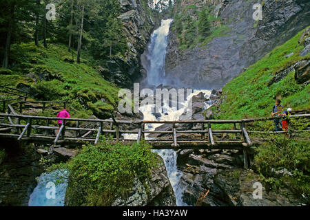 Saent Wasserfall, Rabbi Valley Nationalpark Stilfser Joch, Trentino Alto Adige, Italien Stockfoto