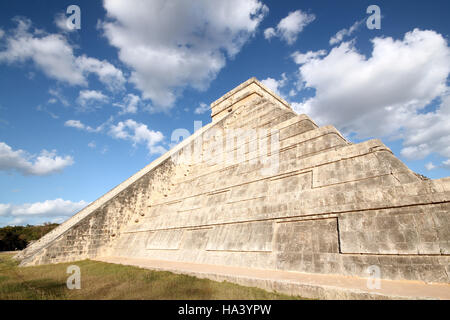 Die Kukulkan-Pyramide, auch bekannt als El Castillo in alten Maya-Stadt Chichén Itzá. Yucatan, Mexiko Stockfoto