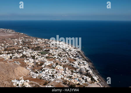 Kamari, gesehen von Mesa Vouno, Santorini, Griechenland Stockfoto