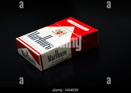 Packung mit 20 Marlboro Zigaretten, aus den 1970er Jahren, erstmals 1924 in den USA als Frauenzigarette eingeführt. Stockfoto