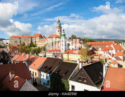 Ansicht über die Stadt Cesky Krumlov mit seinem berühmten Schloss aus dem Jahr 1240 in Südböhmen, Tschechien. Stockfoto