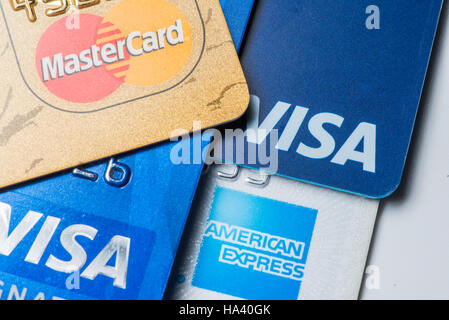 Nahaufnahme von Kreditkarten mit MasterCard, Visa und American Express Logo auf weißem Hintergrund, illustrative Redaktion Stockfoto