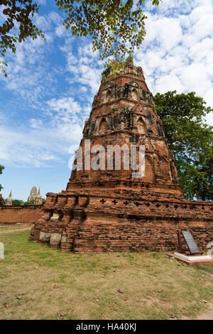 Detail der achteckige Pagode im Wat Mahathat, Tempel der großen Reliquie, ein buddhistischer Tempel in Ayutthaya, Zentralthailand Stockfoto