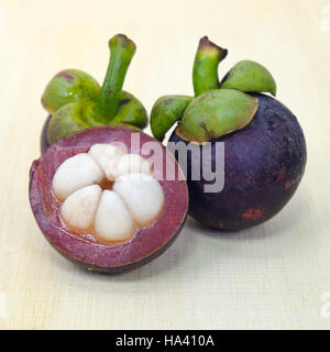 Mangostan (andere Namen sind Garcinia Mangostana, Clusiaceae, Saptree, lila Mangostan, Affe Obst, Malpighiales) Frucht mit halben Querschnitt ist Stockfoto