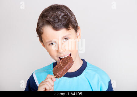 Junges Kind glücklich während des Essens Schoko-Eis-bar Stockfoto