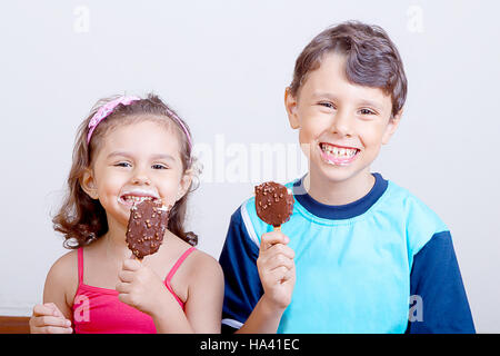 Jungen und Mädchen glücklich während des Essens Schoko-Eis-bar Stockfoto