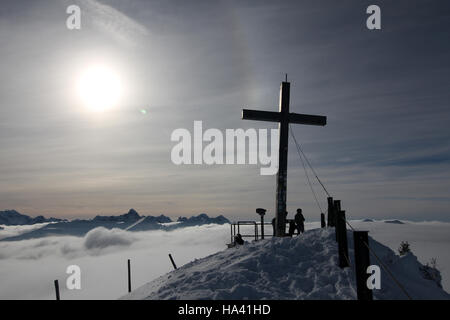 Kleinwalsertal, Österreich - 18. Februar 2016: Blick vom Berg Walmendingerhorns, in den Allgäuer Alpen Stockfoto