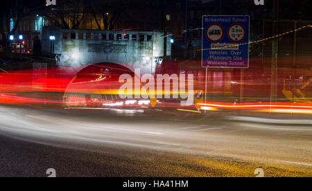 Autos & Busse Kreisen Kreisverkehr wie sie betreten oder den Birkenhead Tunnel im Stadtzentrum von Liverpool verlassen. Stockfoto