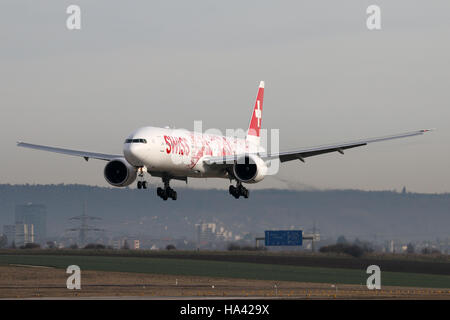 Stuttgart, Deutschland – 6. Februar 2016: Swiss International Airlines, Boeing 777-300ER am Stuttgarter Flughafen Stockfoto