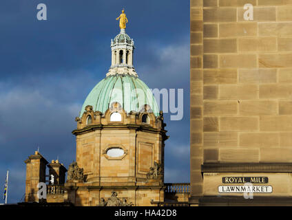 Straßenschild für die Lawnmarket und Königliche Meile, mit Kuppel der Bank of Scotland-zentrale auf dem Hügel hinter. Stockfoto