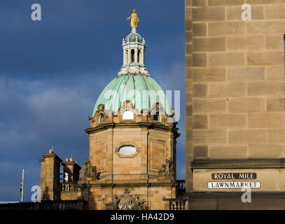Straßenschild für die Lawnmarket und Königliche Meile, mit Kuppel der Bank of Scotland-zentrale auf dem Hügel hinter. Stockfoto