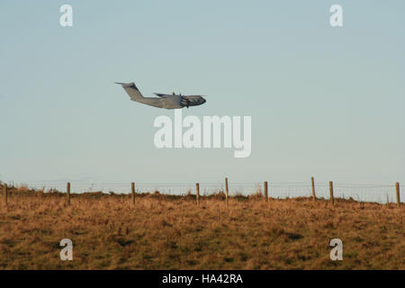 RAF-Atlas-Transport auf Test über Filey Brigg Stockfoto