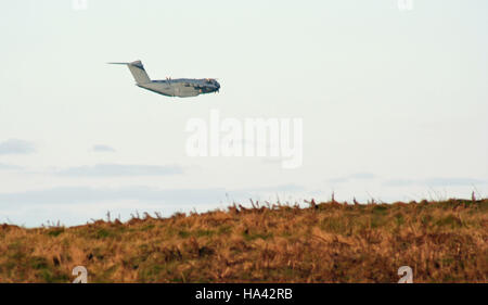 RAF-Atlas-Transport auf Test über Filey Brigg Stockfoto