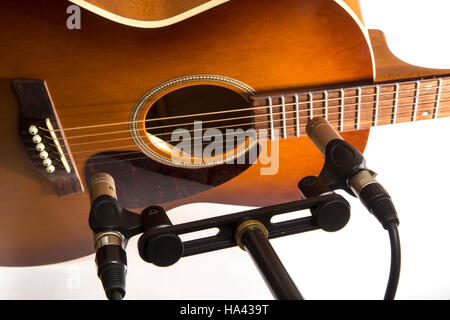 Legen Sie eine Aufnahme einer Gitarre mit ein aufeinander abgestimmtes Paar von Kondensatormikrofonen Instrument, um den Hals, die andere in Richtung der Brücke Stockfoto