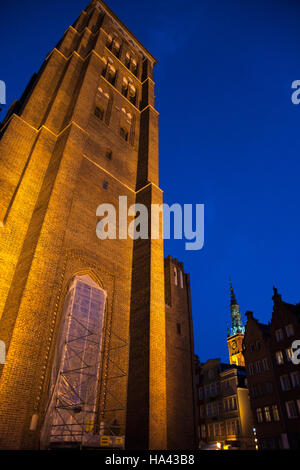 St. Marien Basilika (Bazylika Mariacka) und Danzig-Rathaus (Ratusz) beleuchtet in der Nacht im Hintergrund, Danzig, Polen Stockfoto