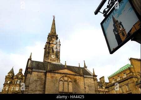 Tron Kirk die sitzt auf Edinburghs berühmten Royal Mile betrachtet von außerhalb der Tron-Bar in Hunter Square, Edinburgh. Stockfoto