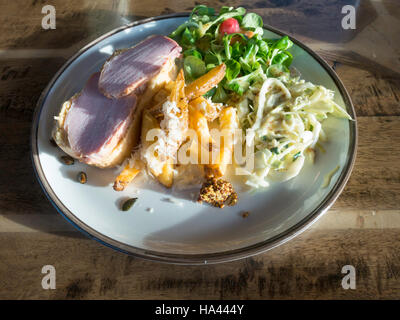 Café Mittagessen Honig gebratenes Open Schinkenbrot mit Pommery Senf Salat und Gurken Stockfoto