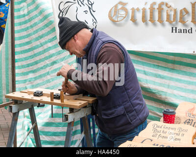 Redcar Markt Stall verkauft geschnitzte hölzerne Schilder Holzschnitzer bei der Arbeit Stockfoto