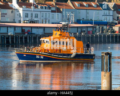 Das Whitby Rettungsboot "George und Mary Webb" Manoevering im Hafen Stockfoto