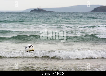 Boje mit St Ives geschrieben steht im Meer in St Ives in Cornwall, Großbritannien Stockfoto