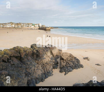 Hafen Sie Strand, St. Ives, Cornwall bei Ebbe mit ein paar Wanderer auf dem Sand. Stockfoto