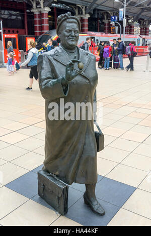 Statue von Bessie Braddock an Liverpool Lime Street Station. Gepaart mit einem Ken Dodd im Rahmen der zufällige Begegnung von Tom Murphy. Stockfoto