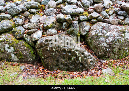 WM-Marken auf einem Randstein Stein der Nord-Ost Passage Grab am Balnuaran von Schloten in der Nähe von Inverness. Stockfoto