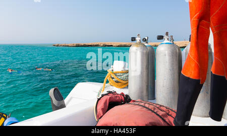 Sauerstoffflaschen auf dem Deck der Yacht in der Nähe von Taucheranzug und andere Ausrüstung zum Tauchen Stockfoto
