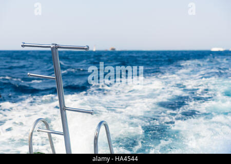 Metall Stahl Leitern auf zurück Teakdeck einer Motoryacht, Segeln auf einem See Stockfoto