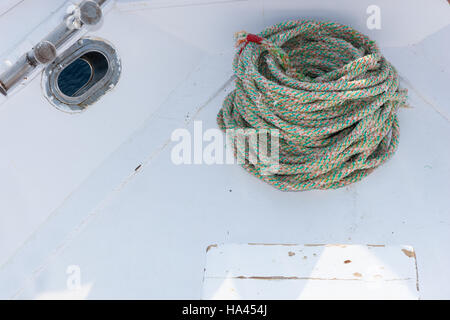 Nahaufnahme der alten Schiff Seil auf einer Yacht-deck Stockfoto