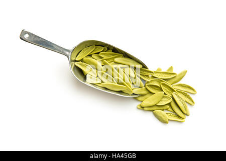 Getrocknete italienischen Pasta mit Spinat Geschmack im Scoop isoliert auf weißem Hintergrund. Stockfoto