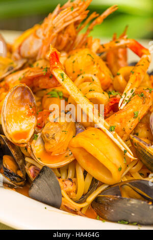Linguine Pasta mit Muscheln, Tintenfisch und Garnelen geworfen Stockfoto