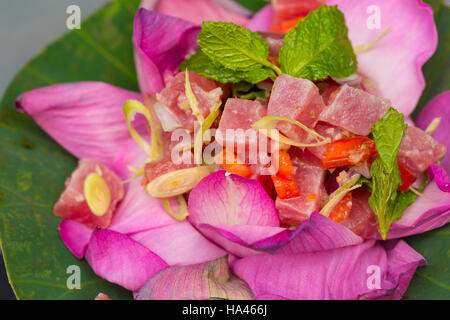 Thai Ahi Thunfisch-Salat serviert in einer wunderschönen Lotusblüte Stockfoto