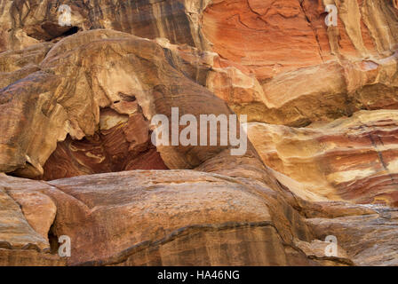 Bunte Schichten von Sandstein Stockfoto