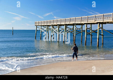 Angeln am Strand, Atlantic Beach, North Carolina, in der Nähe von Morehead City. Stockfoto