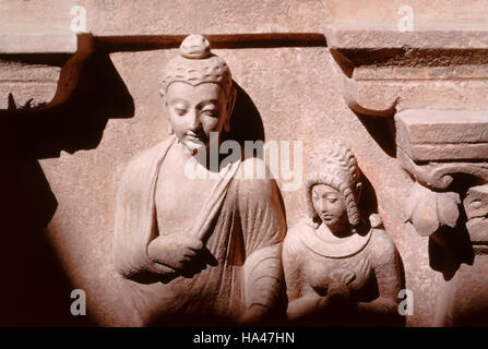 Buddha mit Begleiter stehen. Hadda Tepe Shuter, Stupa 19. Afghanistan. Stockfoto