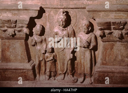 Standing Buddha und Gruppe. Hadda Tepe Shuter, Stupa 27. Afghanistan. Stockfoto