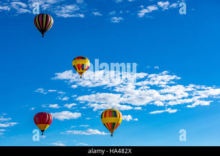 Heißluftballons fliegen über die Stadt Albuquerque, New Mexico während der Massenaufstieg an der jährlichen internationalen Hot Air Balloon Fiesta im Oktober, Stockfoto