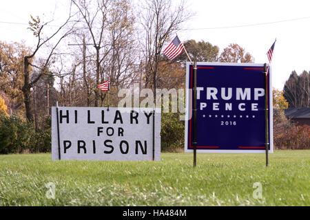 Trumpf - Pence-Zeichen zusammen mit Hilary für Gefängnis anmelden die von Rasen eines Hauses in der Nähe von Morris, Illinois. Anklänge an Trumps Rallye Weinen von Lock Up ihr Stockfoto