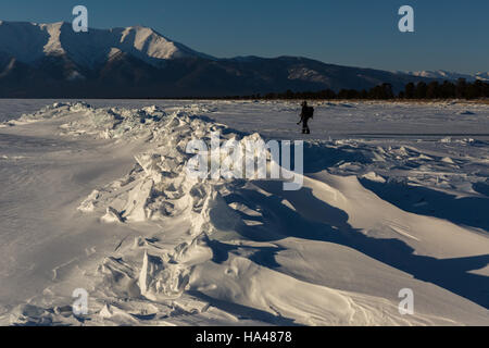 Fotograf in der Nähe von Eis Steinmännchen auf den Baikalsee und Heilige Nase Halbinsel. Stockfoto