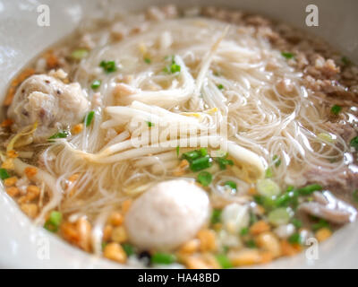 Nudeln mit Hackbällchen Stockfoto