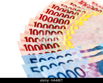 Haufenweise indonesische Rupiah (IDR) Banknoten auf dem weißen Hintergrund. Stockfoto