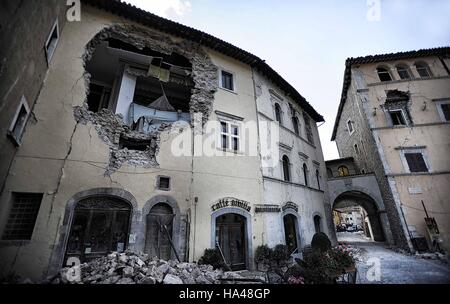 Nach dem Erdbeben in der Stadt der Valnerina, Italien. Gebäude haben in der Stadt stark beschädigt, wie zwei Erdbeben Mittelitalien am Mittwoch (26 Oct 16 erschüttert). Das zweite Beben registriert wurde bei einer Größenordnung von 6,0 auf der Richterskala und occ Stockfoto