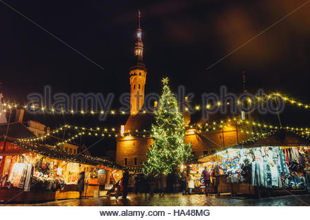 Traditionelle Winterurlaub Markt in der Altstadt von Tallinn Stockfoto