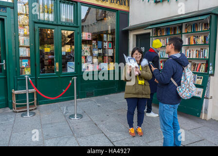 Paris, Frankreich, Chinesisches Paar Shopping, 'Shakespeare and Company' Buchladen, Schaufensterausstellungen im Quartier Latin, china Tourismus frankreich Stockfoto