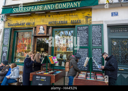 Paris, Frankreich, kleine Gruppe People Shopping, 'Shakespeare and Company' Buchhandlung, Schaufenster, mit Schild, im Quartier Latin, Vintage-Shop-Front, Stockfoto