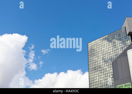 Gebäude von Genua Italien Corte Lambruschini Stadt Wolkenkratzer Glas Reflexe Wolken Himmel blau Stockfoto