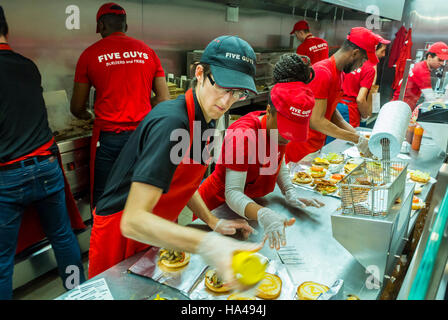 Paris, Frankreich, multirassische Gruppe von verschiedenen Franzosen, Teenager, die in der Küche im American Fast Food Restaurant arbeiten, 'Five Guys », Arbeiter Stockfoto