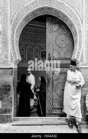 Marokkanischen Menschen ankommen bei A Moschee für Gebete, das Medina (Fes el Bali), Fes, Marokko Stockfoto