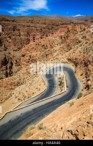 Kurvenreiche Straße durch eindrucksvolle Dades Schlucht, Marokko Stockfoto